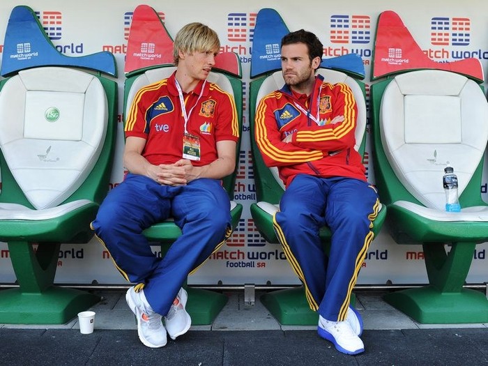 Hai ngôi sao Fernando Torres và Mata không thi đấu ở trận này.